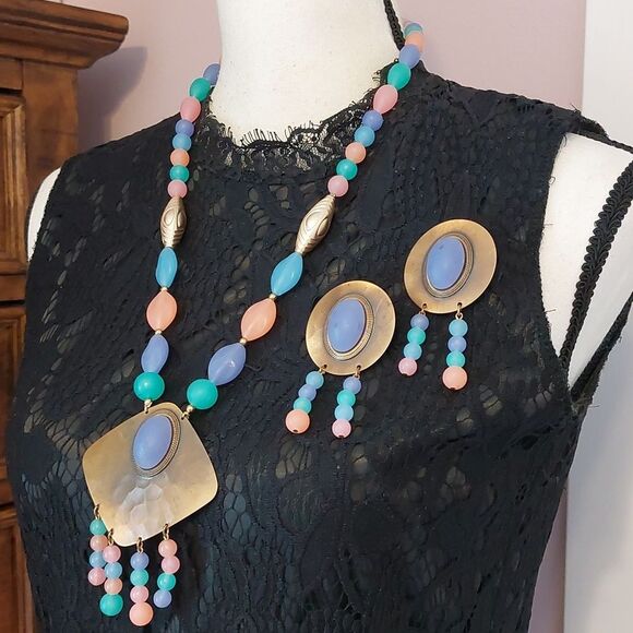 Fabulous Vintage Runway Necklace Earrings Set Pastel Beads Hammered Brass - Picture 2 of 7